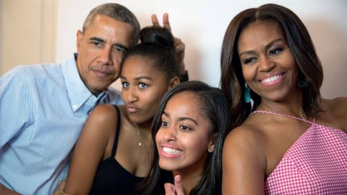 Barack Obama & Michelle Obama & daughters 2021